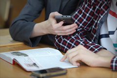 Госдума приняла в I чтении проект о запрете использования мобильных на уроках