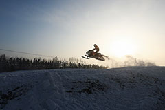 В РФ туристам с правами категории А и В могут разрешить управлять снегоходами