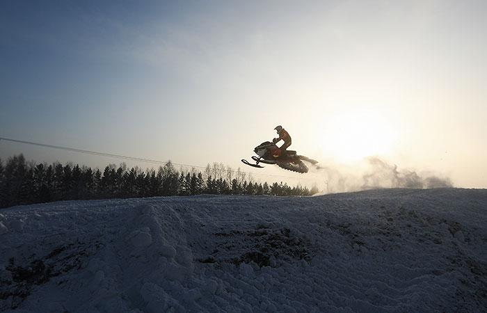 В РФ туристам с правами категории А и В могут разрешить управлять снегоходами