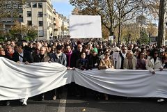 Деятели культуры провели в Париже "аполитичный" марш за мир на Ближнем Востоке