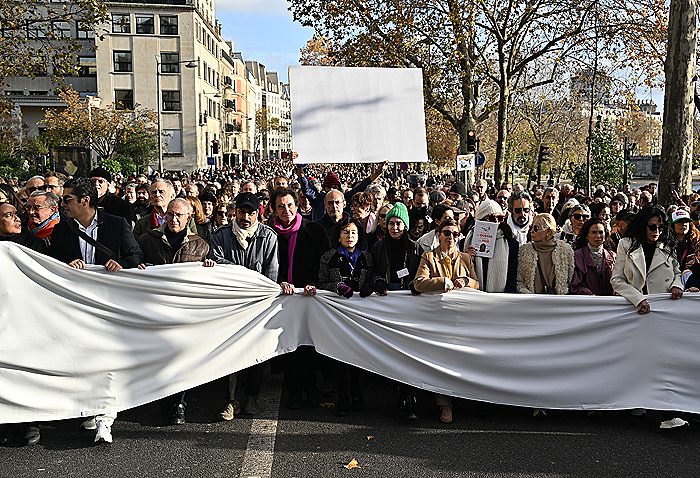 Деятели культуры провели в Париже "аполитичный" марш за мир на Ближнем Востоке