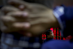 Зарубежные инвесторы вывели с рынка акций КНР 75% средств, вложенных в январе-июле