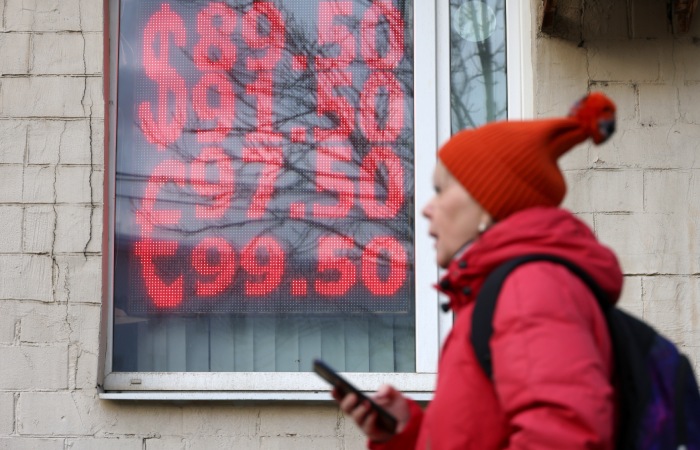 Рубль растет к доллару и слегка снижается к юаню на старте торгов