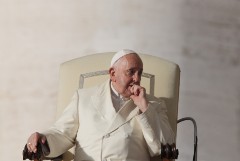 Заболевший гриппом папа римский прошел обследование в клинике