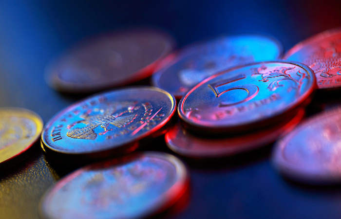 Рубль заметно укрепился в понедельник на заявлениях российских властей