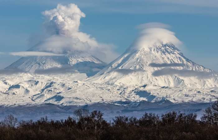 Ключевской вулкан на Камчатке дважды выбросил пар и пепел на высоту до 5 км