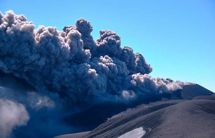 Вулкан Эбеко на Северных Курилах выбросил пепел на высоту 2 км