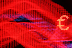 Курс евро поднялся до 100 рублей впервые с 26 октября