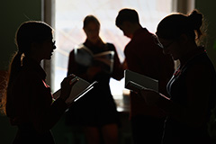 Госдума приняла закон о запрете использования личных телефонов на уроках