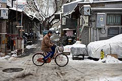 На севере Китая из-за снегопада прервано движение поездов, закрыты дороги