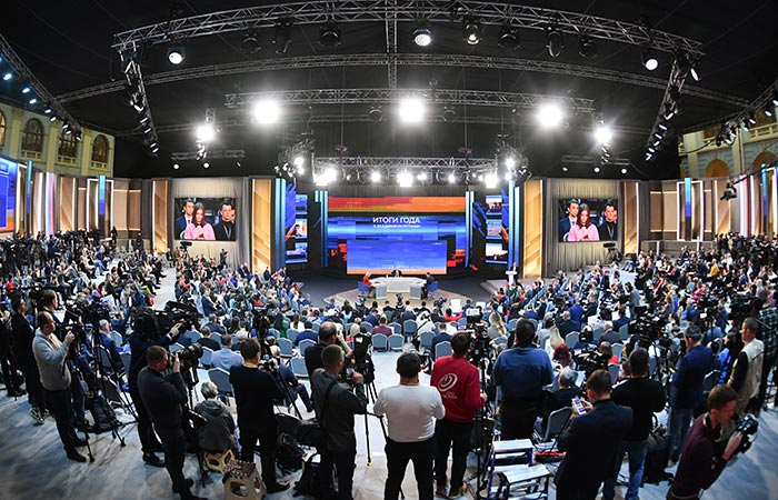 Путин отвечал на вопросы в прямом эфире более четырех часов