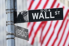 Уолл-стрит выросла на решениях центробанков и статданных, Dow обновил рекорд
