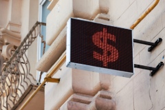 Рубль стабилен относительно доллара и юаня в ожидании новых сигналов к движению