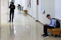 Путин подписал закон о запрете использования на уроках личных телефонов