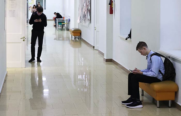 Путин подписал закон о запрете использования на уроках личных телефонов