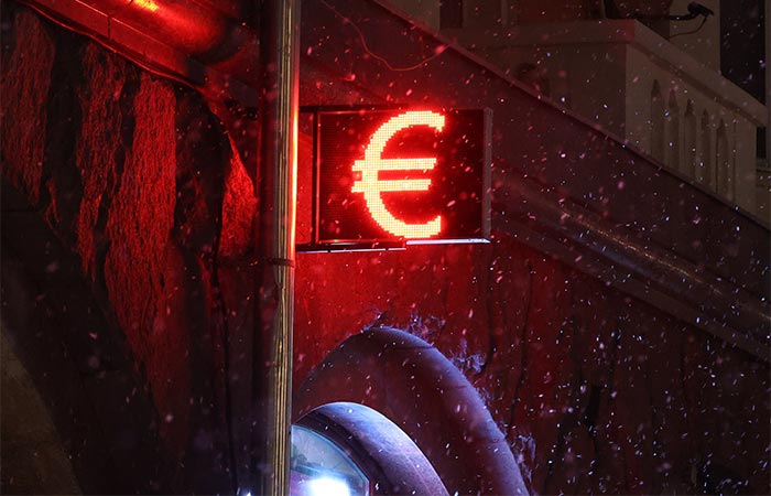 Курс евро поднялся выше 101 рубля впервые с 26 октября