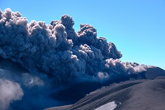 Вулкан Эбеко на Северных Курилах выбросил пепел на высоту 2,8 км