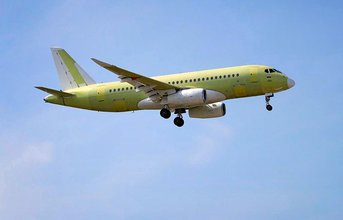 Росавиация одобрила планер SJ-100, модифицированный под российские системы