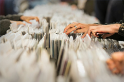 Продажи виниловых пластинок в Великобритании достигли максимума за 33 года