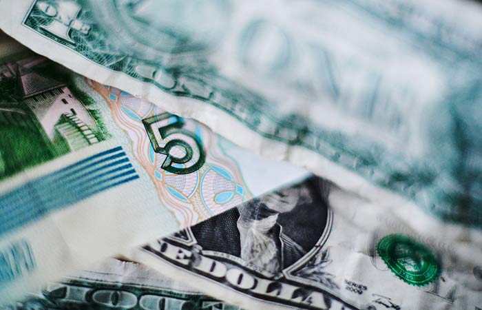 Доллар опустился ниже 89 руб. впервые с 30 ноября