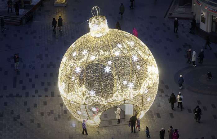В Москве начали разбирать новогодние декоративные конструкции