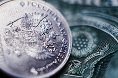Рубль растет к доллару и евро на фоне приближающихся налоговых выплат