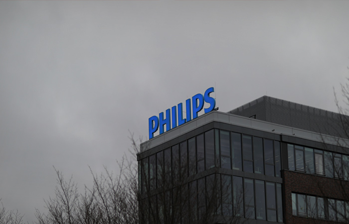 Philips вернулась к чистой прибыли в IV квартале, но сократила выручку на 7%
