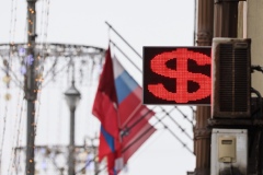 Рубль на старте торгов незначительно меняется к доллару и юаню