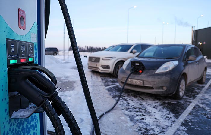 Сеть "быстрых" зарядок для электрокаров в РФ хотят расширить до 65 регионов