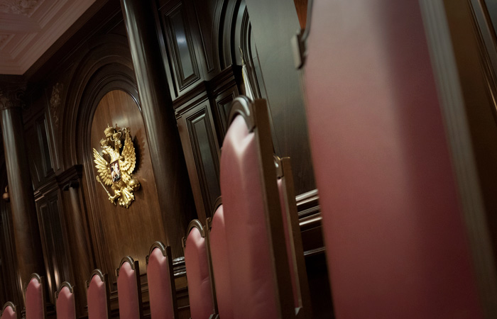 КC подтвердил право суда запретить преступнику приходить домой и на работу к жертве