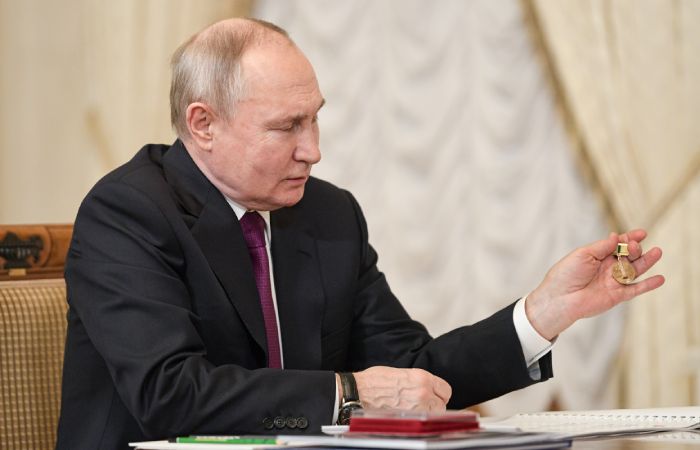 Беглов показал Путину медаль в честь 80-летия освобождения Ленинграда от блокады