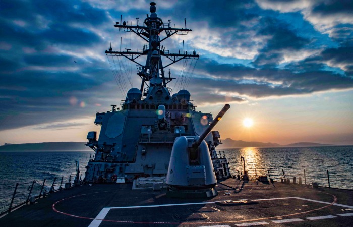 Американский эсминец сбил ракету и три дрона хуситов