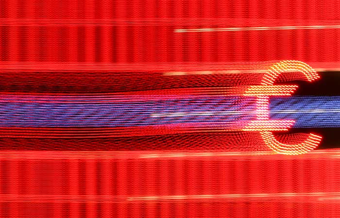 Курс евро поднялся выше 99 рублей впервые с 9 января