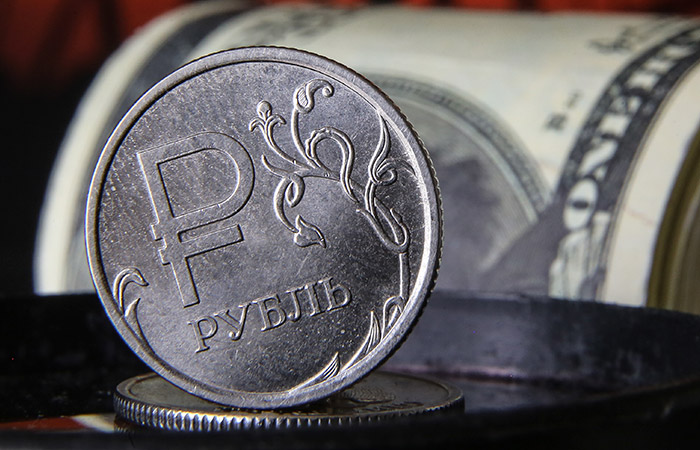 Рубль по итогам торгов среды слегка подешевел к бивалютной корзине