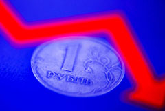 Рубль в пятницу подешевел к основным валютам на фоне обвалившихся цен на нефть