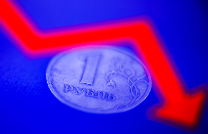 Рубль в пятницу подешевел к основным валютам на фоне обвалившихся цен на нефть