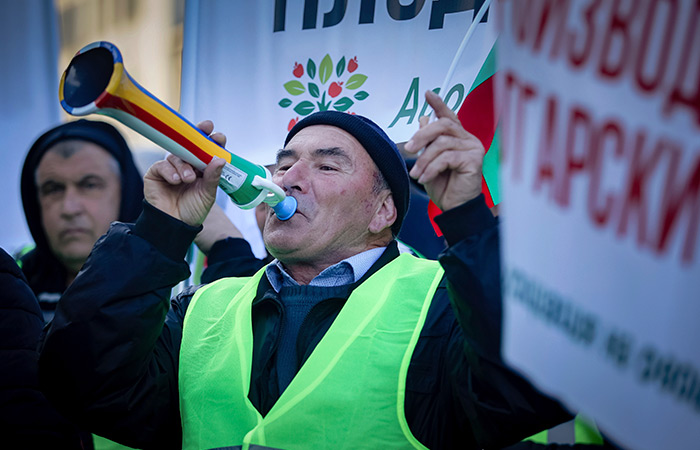 Протестующие в Болгарии фермеры перекрыли автотрассы сельхозтехникой