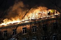 Огонь охватил кровлю шестиэтажки на севере Москвы на площади 2 тыс. кв. м
