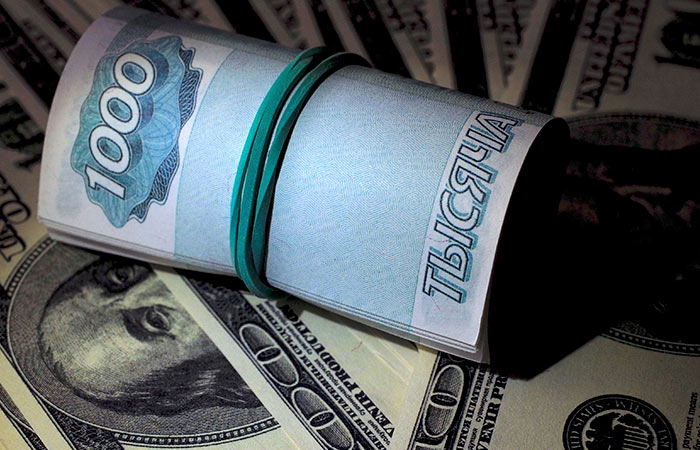 Рубль вечером в понедельник слегка усилил снижение к основным валютам