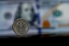 Рубль меняется незначительно к доллару и юаню в ожидании свежих торговых идей