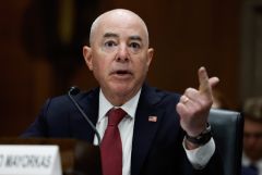 Палата представителей США одобрила резолюцию об импичменте главы МВБ