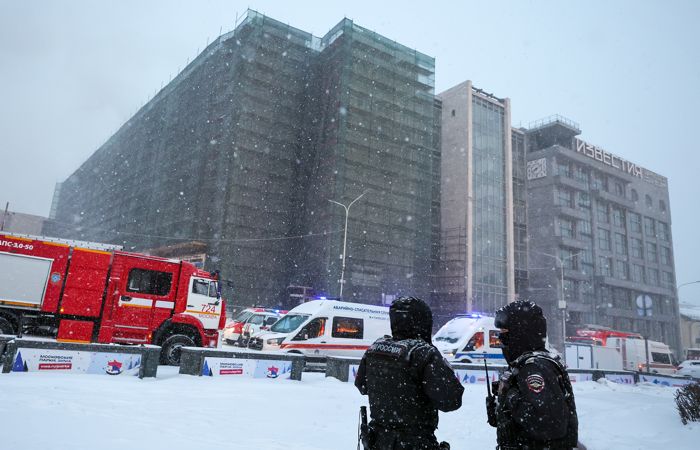 Огонь охватил три строения во дворе здания "Известия Hall" в центре Москвы