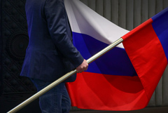 Профильный комитет ГД поддержал законопроект об обязательном для детсадов и вузов флаге