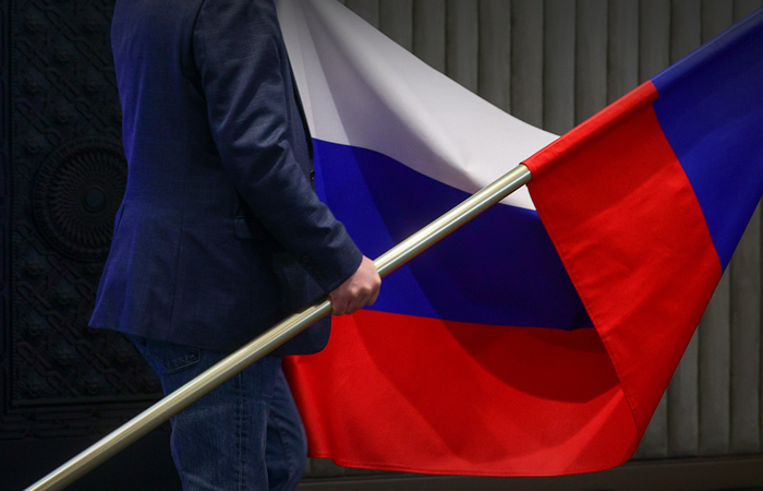 Профильный комитет ГД поддержал законопроект об обязательном для детсадов и вузов флаге