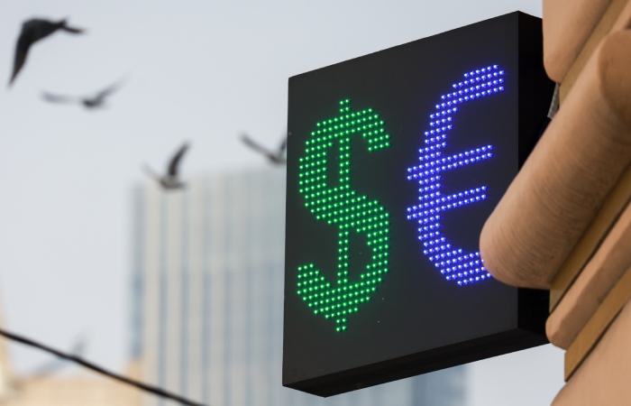 Рубль стабилен относительно доллара и юаня в ожидании новых стимулов к движению