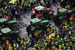 Сотни фермеров на тракторах собрались на акцию протеста в Мадриде