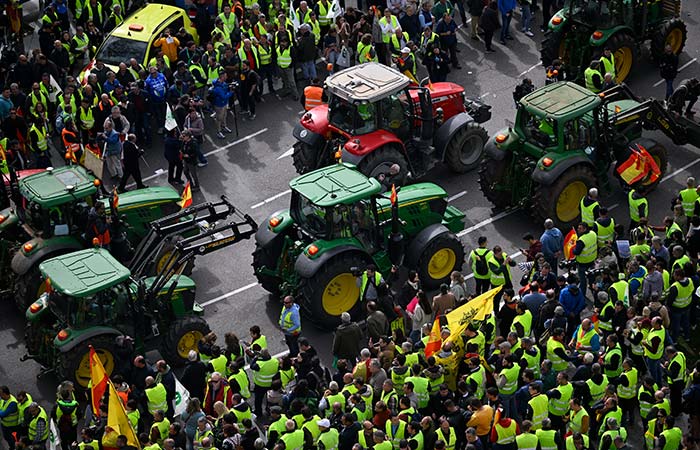 Сотни фермеров на тракторах собрались на акцию протеста в Мадриде