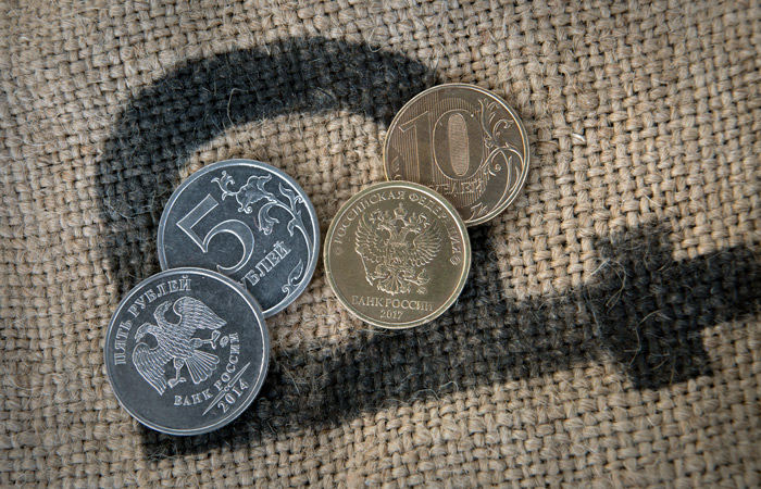 Рубль умеренно снизился к основным валютам в ожидании новых санкций против РФ