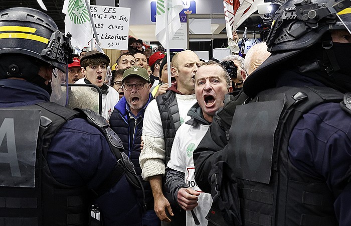 Протестующие фермеры прорвались на сельскохозяйственную выставку в Париже