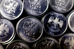 Рубль стабилен к доллару и юаню под влиянием разнонаправленных факторов